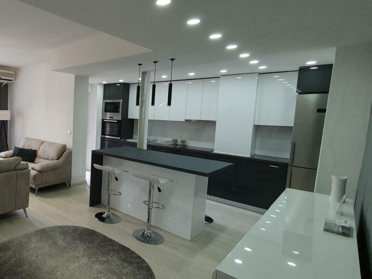 City Center Apartment Skopje Bagian luar foto