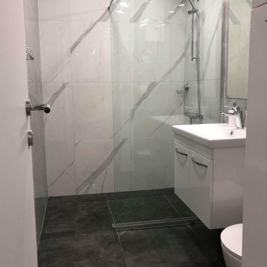 City Center Apartment Skopje Bagian luar foto