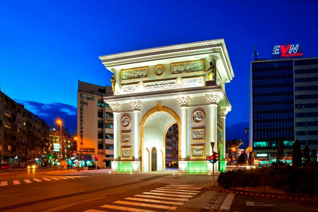 City Center Apartment Skopje Bagian luar foto