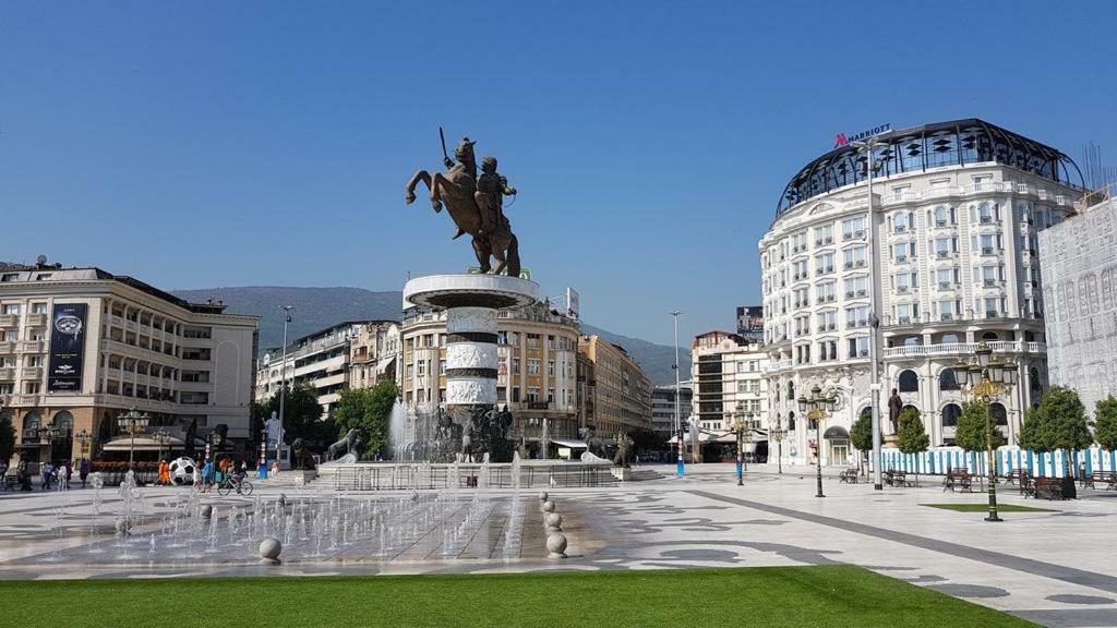 City Center Apartment Skopje Bagian luar foto